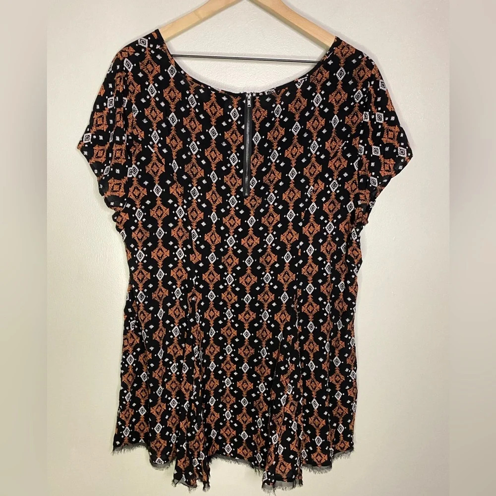 Torrid Size 1 Aztec Print raw hem geometric black short sleeve Challis Flowy Top - Picture 4 of 8